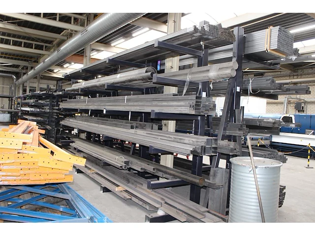 Draagarmstelling met vier staanders afm. 500 x 140 x 300 cm, arm lengte 80 cm, ophalen in overleg met hnvi - afbeelding 1 van  2