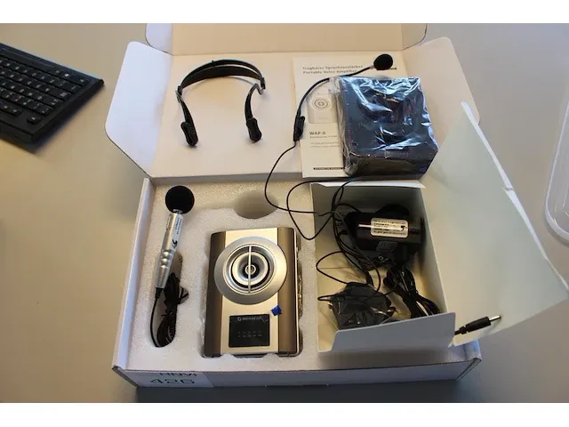 Draagbare spraakversterker monacor type wap-8 met handleiding, speakers en draagtasje. - afbeelding 1 van  2