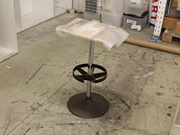 Draaibare montagekruk met hoogte 75 cm en werkblad 35 x 35 cm. - afbeelding 1 van  2