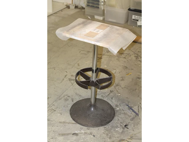 Draaibare montagekruk met hoogte 75 cm en werkblad 35 x 35 cm. - afbeelding 2 van  2