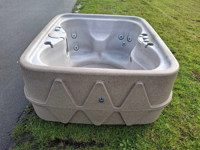 Dreammaker 4 persoons hufterproof jacuzzi en buitenspa - afbeelding 18 van  29
