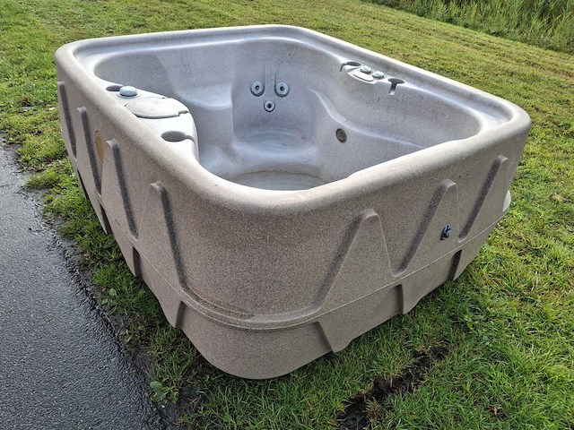 Dreammaker 4 persoons hufterproof jacuzzi en buitenspa - afbeelding 17 van  29