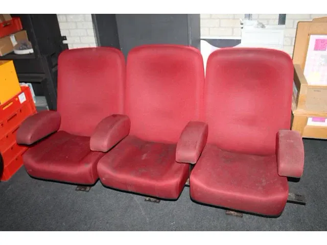 Drie aan elkaar geschakelde vintage bioscoopstoelen uit het kinepolis brussel. - afbeelding 1 van  4