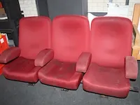 Drie aan elkaar geschakelde vintage bioscoopstoelen uit het kinepolis brussel. - afbeelding 1 van  4