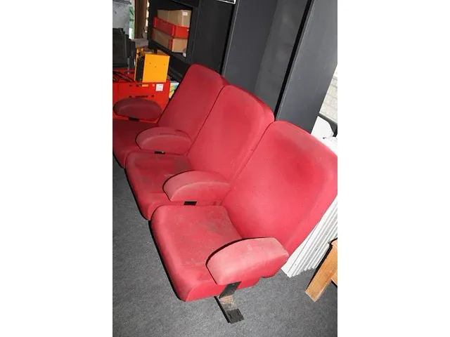 Drie aan elkaar geschakelde vintage bioscoopstoelen uit het kinepolis brussel. - afbeelding 2 van  4