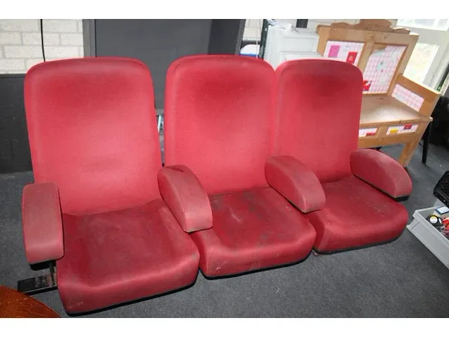 Drie aan elkaar geschakelde vintage bioscoopstoelen uit het kinepolis brussel. - afbeelding 3 van  4