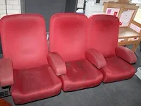 Drie aan elkaar geschakelde vintage bioscoopstoelen uit het kinepolis brussel. - afbeelding 3 van  4