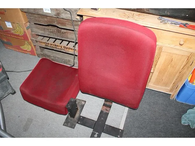 Drie aan elkaar geschakelde vintage bioscoopstoelen uit het kinepolis brussel. - afbeelding 4 van  4
