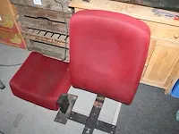 Drie aan elkaar geschakelde vintage bioscoopstoelen uit het kinepolis brussel. - afbeelding 4 van  4