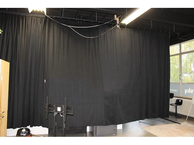 Drie achtergrond / podiumdoeken fortex stagemolton 320 aan rail. afmeting ca. 290 x 500 cm per doek. - afbeelding 1 van  3
