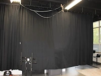 Drie achtergrond / podiumdoeken fortex stagemolton 320 aan rail. afmeting ca. 290 x 500 cm per doek. - afbeelding 1 van  3