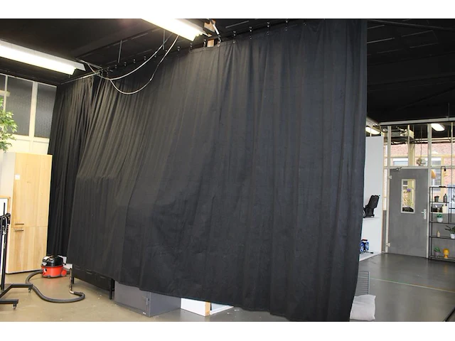 Drie achtergrond / podiumdoeken fortex stagemolton 320 aan rail. afmeting ca. 290 x 500 cm per doek. - afbeelding 2 van  3