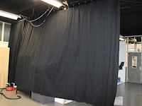 Drie achtergrond / podiumdoeken fortex stagemolton 320 aan rail. afmeting ca. 290 x 500 cm per doek. - afbeelding 2 van  3