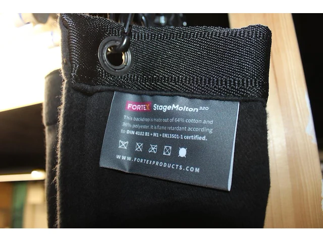 Drie achtergrond / podiumdoeken fortex stagemolton 320 aan rail. afmeting ca. 290 x 500 cm per doek. - afbeelding 3 van  3