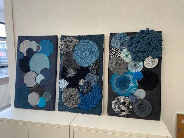 Drie akoestisch wandpanelen blues balls. verkoopprijs € 1.195,=. afmeting per stuk 80 x 47,5 x 5 cm. divers... - afbeelding 1 van  5