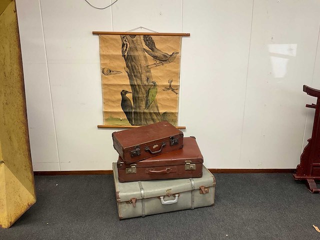 Drie antieke koffers en een schoolkaart - afbeelding 1 van  5