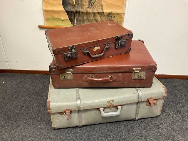 Drie antieke koffers en een schoolkaart - afbeelding 2 van  5