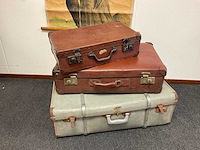 Drie antieke koffers en een schoolkaart - afbeelding 2 van  5