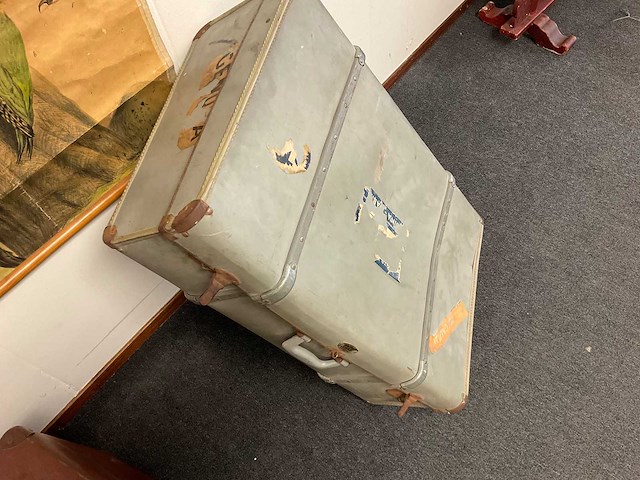 Drie antieke koffers en een schoolkaart - afbeelding 4 van  5