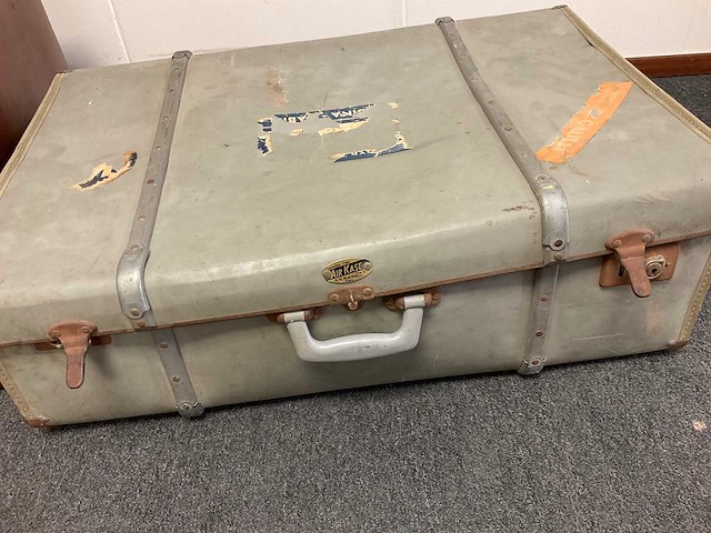Drie antieke koffers en een schoolkaart - afbeelding 5 van  5