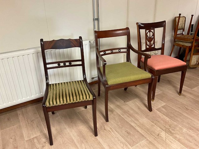 Drie antieke stoelen - afbeelding 2 van  2