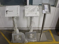 Drie beursstandaards met waaronder met hoogte 112 cm. - afbeelding 1 van  3
