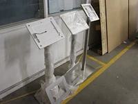 Drie beursstandaards met waaronder met hoogte 112 cm. - afbeelding 2 van  3