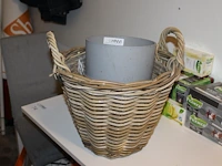 Drie bloempotten waaronder rotan en kunststof en hoogte 30 cm en 20 cm. - afbeelding 1 van  2