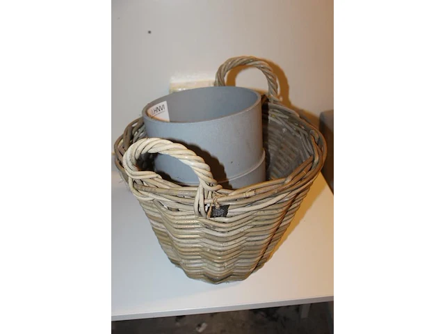 Drie bloempotten waaronder rotan en kunststof en hoogte 30 cm en 20 cm. - afbeelding 2 van  2