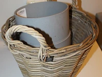 Drie bloempotten waaronder rotan en kunststof en hoogte 30 cm en 20 cm. - afbeelding 2 van  2