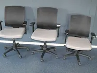Drie bureaustoelen met grijze stoffering. - afbeelding 1 van  1