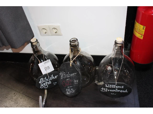 Drie decoratieve schnapps tapflessen. - afbeelding 1 van  1