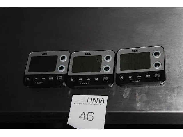 Drie digitale magnetische wekkers ade. - afbeelding 1 van  2