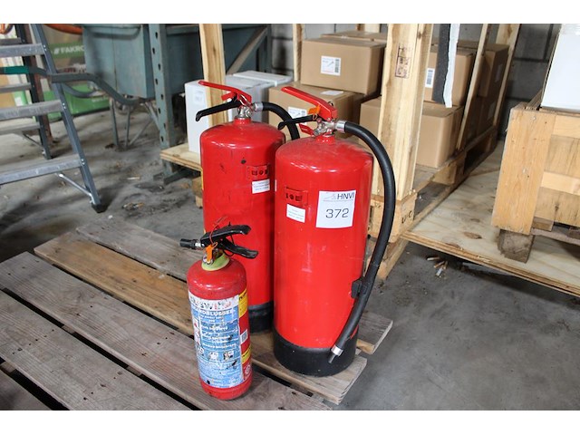 Drie diverse brandblussers gekeurd tot december2025 op pallet. - afbeelding 1 van  2