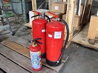 Drie diverse brandblussers gekeurd tot december2025 op pallet. - afbeelding 1 van  2