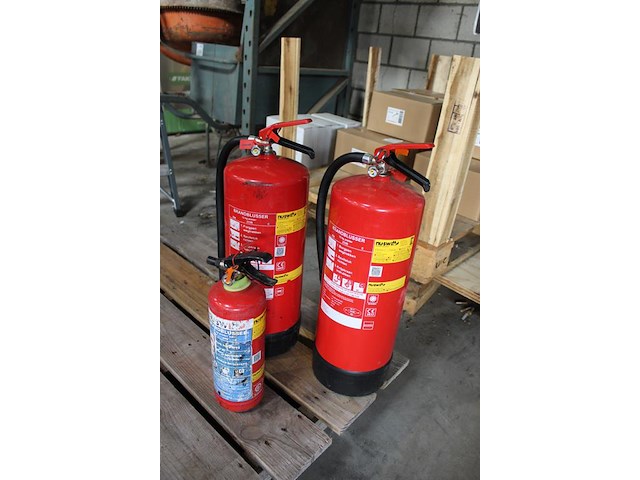 Drie diverse brandblussers gekeurd tot december2025 op pallet. - afbeelding 2 van  2