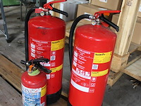Drie diverse brandblussers gekeurd tot december2025 op pallet. - afbeelding 2 van  2