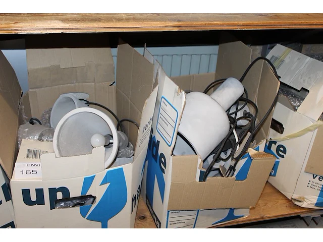 Drie dozen met hanglampen in betonlook. - afbeelding 1 van  2