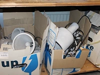 Drie dozen met hanglampen in betonlook. - afbeelding 1 van  2