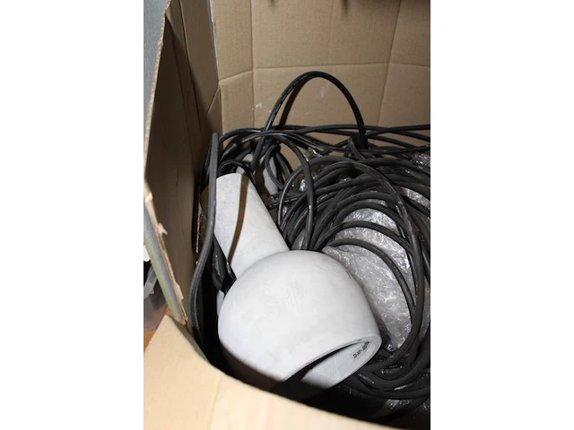 Drie dozen met hanglampen in betonlook. - afbeelding 2 van  2