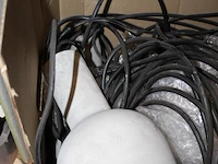 Drie dozen met hanglampen in betonlook. - afbeelding 2 van  2