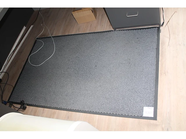Drie droogloopmatten a 150 x 90 cm. let op! eentje is beschadigd. - afbeelding 1 van  3