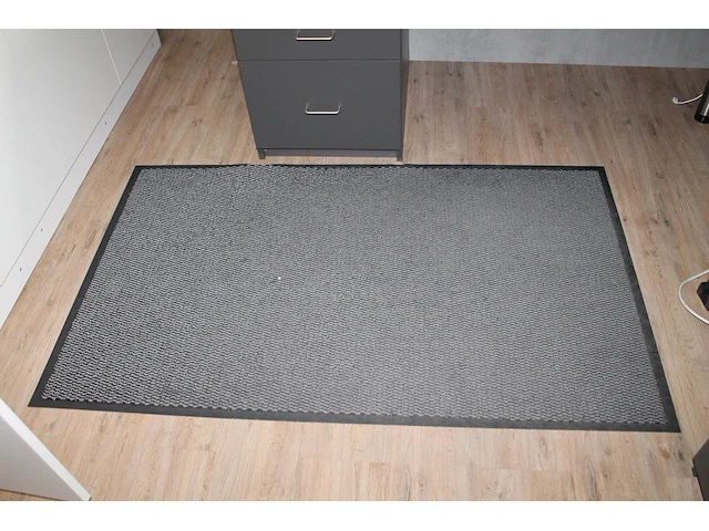 Drie droogloopmatten a 150 x 90 cm. let op! eentje is beschadigd. - afbeelding 2 van  3