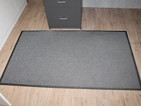 Drie droogloopmatten a 150 x 90 cm. let op! eentje is beschadigd. - afbeelding 2 van  3