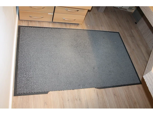 Drie droogloopmatten a 150 x 90 cm. let op! eentje is beschadigd. - afbeelding 3 van  3