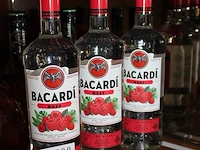 Drie flessen bacardi razz. - afbeelding 2 van  2