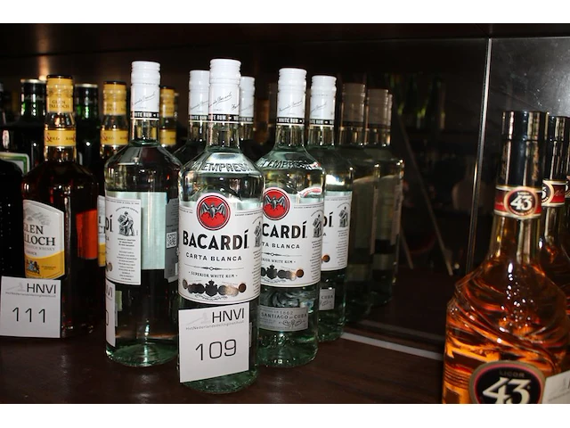 Drie flessen bacardi rum. - afbeelding 1 van  2