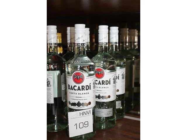 Drie flessen bacardi rum. - afbeelding 2 van  2