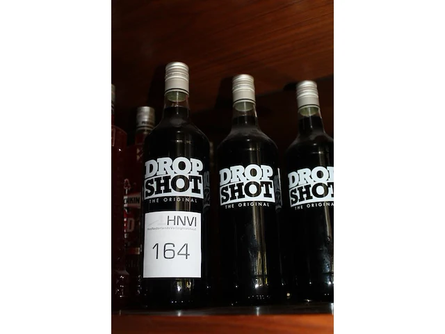 Drie flessen dropshot. - afbeelding 2 van  2