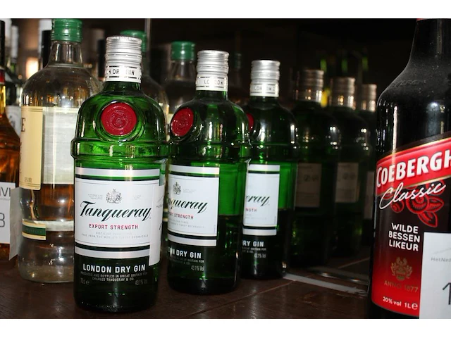 Drie flessen gin tanqueray. - afbeelding 1 van  2